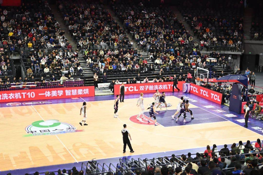 九游体育官网-Rookie迎来七赛季出色发挥，独行侠观众热烈欢呼！赛场气氛高涨-九游体育官网